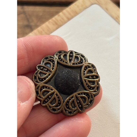 Vintage Victorian Style Ornate blk velvet center Brass Brooch Pin With Filigree - Picture 4 of 7